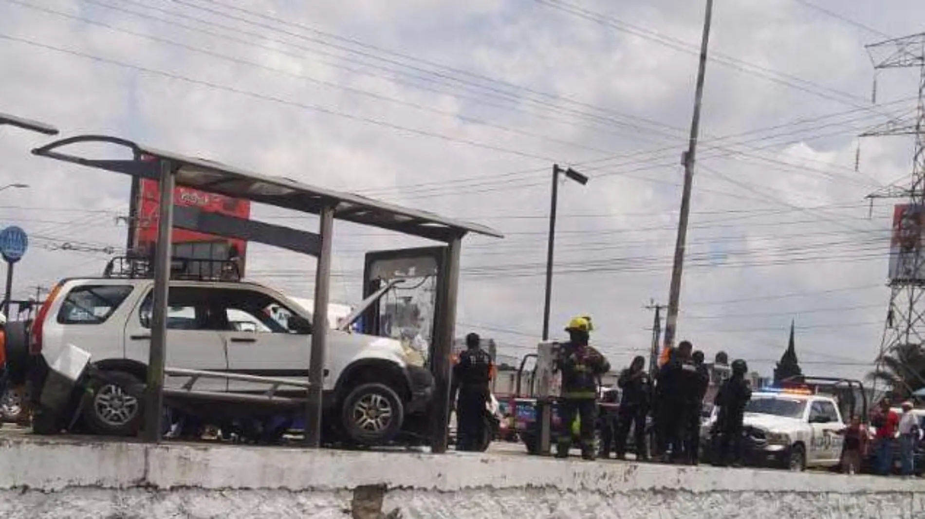 En Avenida las Torres, conductor se impacta en paradero de transporte público